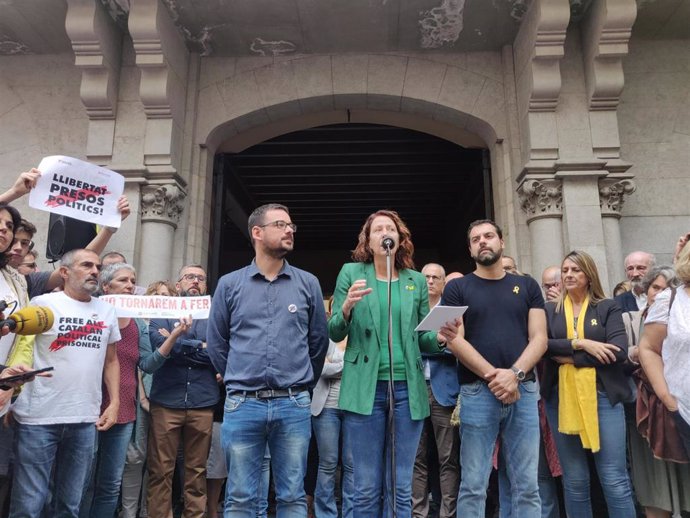La alcaldesa de Girona, Marta Madrenas, ha leído este lunes a mediodía un manifiesto de los grupos independentistas del Ayuntamiento