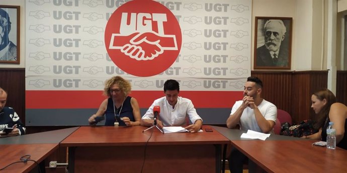 Héctor Fajardo, responsable de Organización de la Gestora de UGT Canarias; M Carmen Rodríguez López, en representación de la Confederación Canaria de Trabajadores.