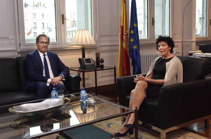 El consejero de Educación y Juventud, Enrique Ossorio, se reúne con la ministra del ramo, Isabel Celáa.