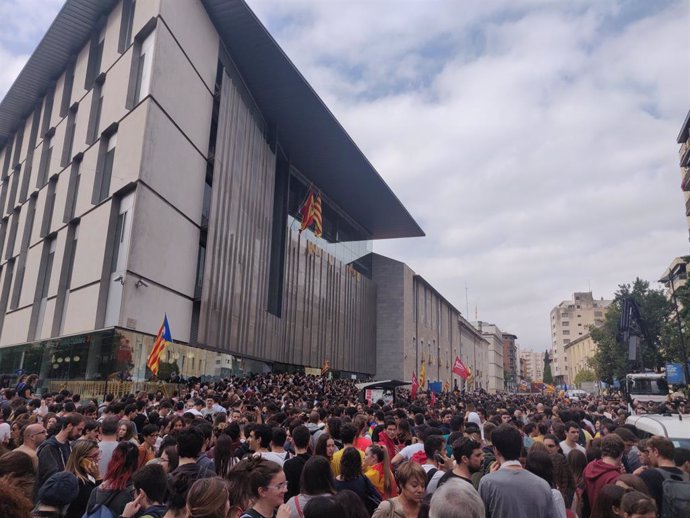 Uns 6.000 concentrats a Girona davant la Delegació de la Generalitat