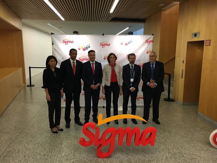 La ministra de Industria, Comercio y Consumo, Reyes Maroto, en el centro. A su izquierda, Daniel de la Rosa, alcalde de Burgos