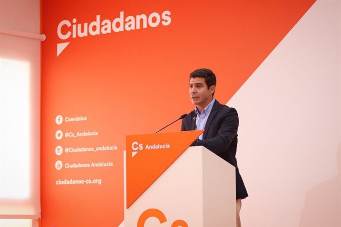 El portavoz parlamentario de Cs, Sergio Romero, en rueda de prensa.