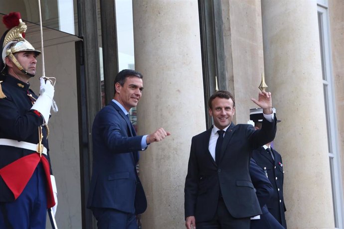 Pedfo Sánchez y Emmanuelle Macron en la entrada del palacio del Elíseo