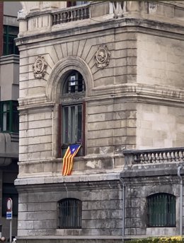 Imagen de una estelada en una ventana del Ayuntamiento de Bilbao.