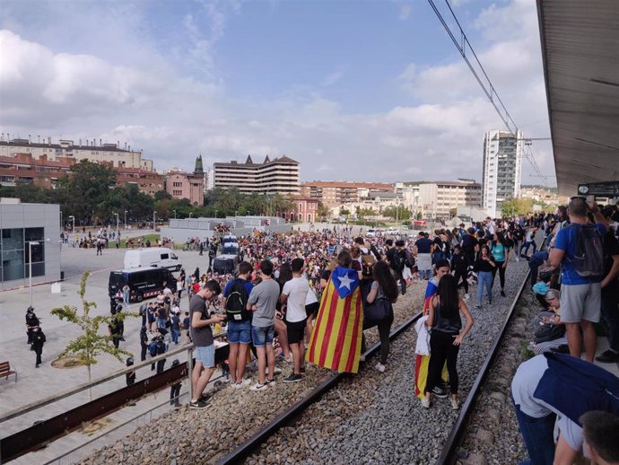 Manifestantes en Girona interrumpen la circulación de la estación de Rodalies