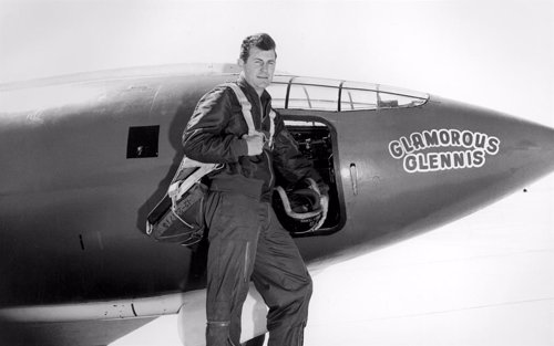 Chuck Yeager junto al avión con el que rompió por primera vez la berrera del sonido