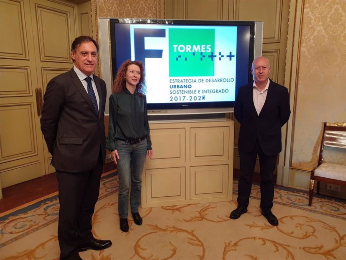 El alcalde de Salamanca (i) junto a la primera teniente de alcalde, Ana Suárez, y el concejal Juan José Sánchez.