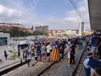 Manifestants a Girona interrompen la circulació a l'estació de Rodalies