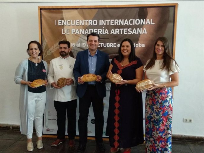 Amo, entre Bellido (centro) y Cabello (dcha.), en la presentación del I Encuentro Internacional de Panadería Artesana