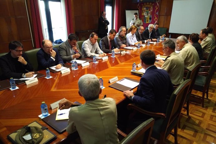 Ibáñez, participa en la reunión de trabajo sobre el proyecto de base militar en Monte la Reina