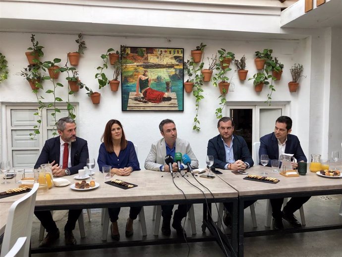 El número 1 de Cs por Málaga, Guillermo Díaz, en el centro, informa junto a otros compañeros de partido sobre la campaña electoral