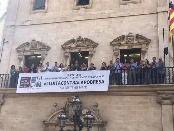 El Ayuntamiento ha colgado de la fachada del edificio de Cort la bandera de EAPN-Illes Balears por el Día Internacional para la Erradicación de la Pobreza.