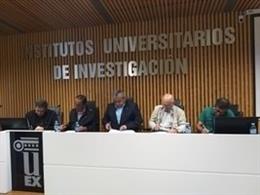 El rector de la UEx, Antonio Hidalgo, firma con los sindicatos el convenio de personal docente