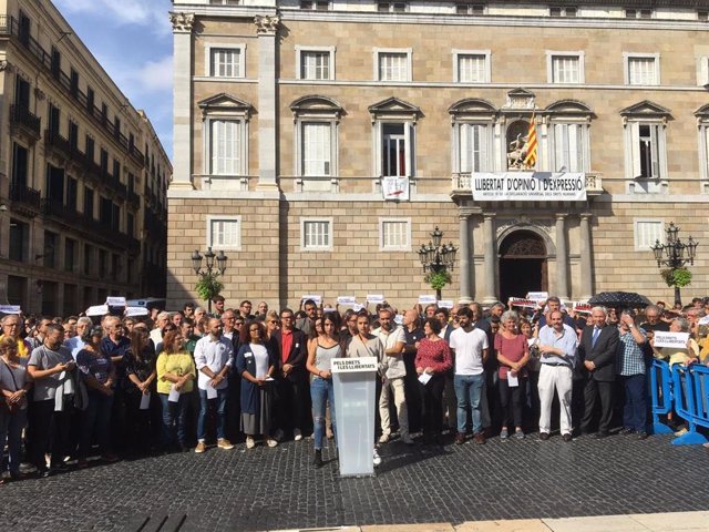 Concentración de entidades y sindicatos en plaza Sant Jaume de Barcelona