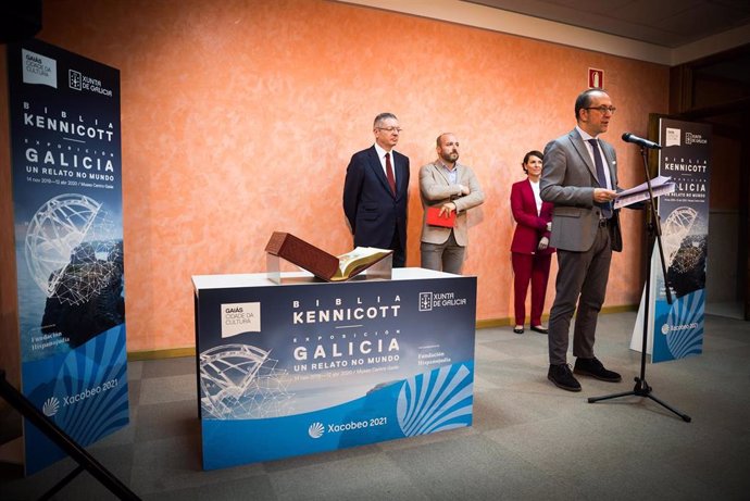 El director xeral de Políticas Culturais, Anxo Lorenzo, y el vicepresidente de la Fundación hispanojudía, Alberto Ruiz-Gallardón, presentan luna muestra con la Biblia Kennicott