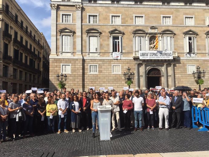Concentración de entidades y sindicatos en plaza Sant Jaume de Barcelona