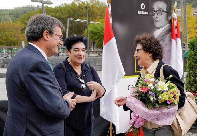Aburto preside en Bilbao la ofrenda floral a Gabriel Aresti