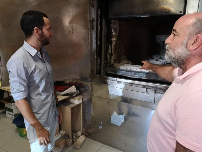 Daniel González Rojas y Manuel Loza, durante la visita al cementerio