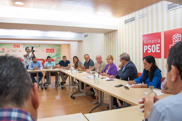 La secretaria de Función Pública del PSOE y candidata al Congreso, Isaura Leal, se reúne con alcaldes de Almería