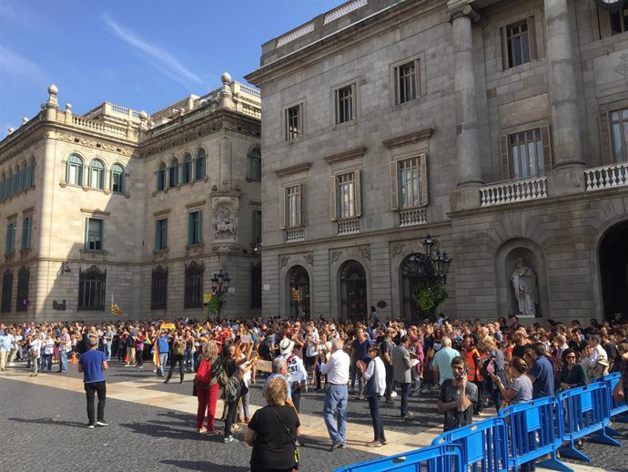 Más de 150 personas siguen concentradas en la plaza Sant Jaume de Barcelona