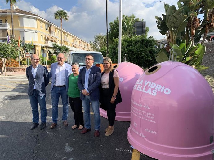 Iglús de reciclaje de vidrio en Cártama dentro de la campaña de lucha contra el cáncer de mama