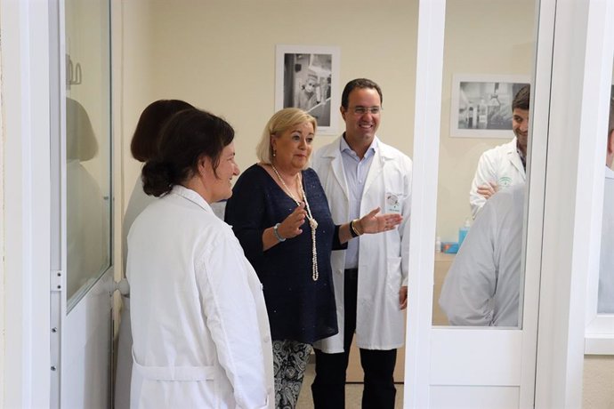 La delegada de Salud en Huelva, Manuela Caro, en la Unidad del Dolor del Hospital Juan Ramón Jiménez de Huelva.