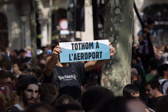 Pancarta 'Tothom a l'aeroport' ('Todos al aeropuerto') como consigna durante una movilización en Barcelona contra la sentencia del proceso independentista