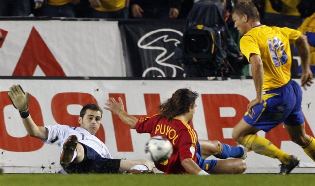 El delantero sueco Allback regatea a Puyol y Casillas para anotar el 2-0 en el duelo entre la selección española de fútbol y Suecia en el Rasunda de Solna en 2006