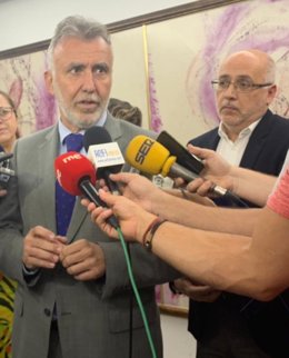 El presidente de Canarias, Ángel Víctor Torres, atendiendo a los medios tras reunirse con los representantes de la Fecam y la Fecai