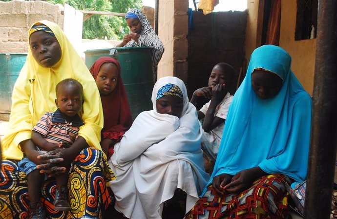 Mujeres y niños son desplazados de sus hogares por la violencia de Boko Haram.