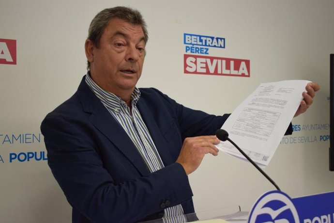 El concejal del PP en Sevilla Ignacio Flores, durante una rueda de prensa