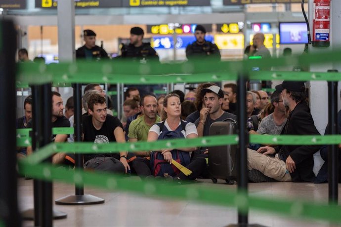 Bloqueo de los filtros de seguridad en el Aeropuerto de Barcelona - El Prat