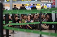 Manifestants fan una seguda davant dels filtres de la T1 de l'Aeroport de Barcelona
