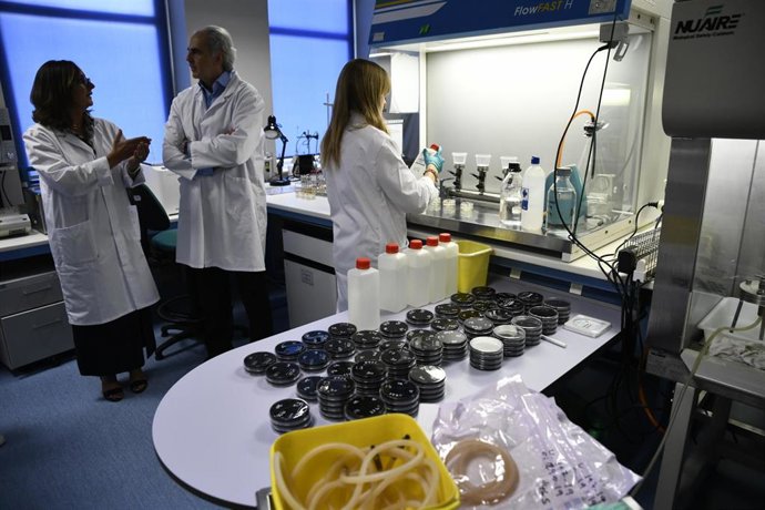 Investigadores trabajan en el Laboratorio Regional de Salud Pública de la Comunidad de Madrid