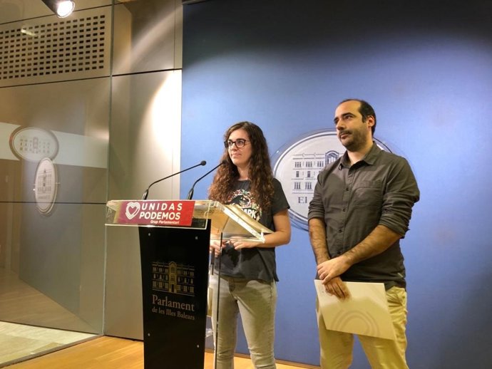 La diputada d'Unides Podem en Balears Esperana Sans i el portaveu de la coalició, Alejandro López, en una roda de premsa en el Parlament balear.