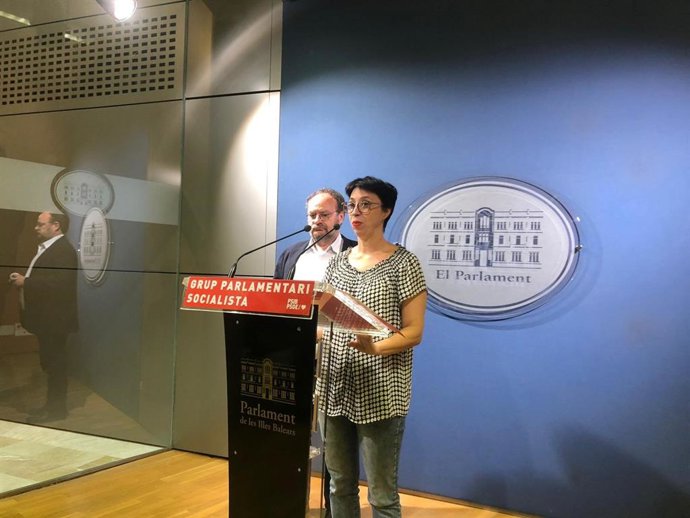 La portaveu socialista en el Parlament, Sílvia Cano, i el diputat Dami Borrs.