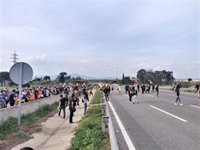 Manifestants tallen l'AP-7 a l'altura de Girona