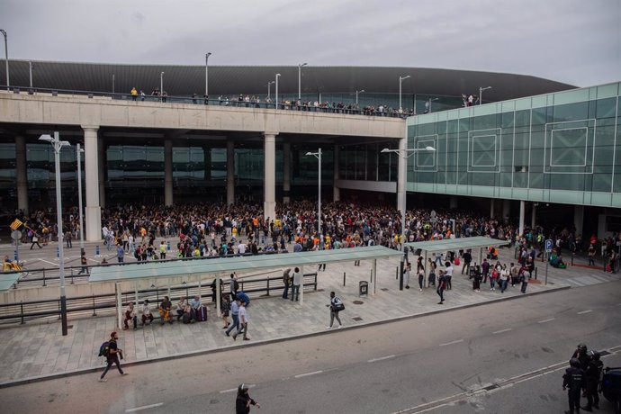 Cientos de personas se concentran en el Aeropuerto de Barcelona-El Prat en protesta por la sentencia del Tribunal Supremo sobre el juicio del procés, en Bacerlona (España), a 14 de octubre de 2019.