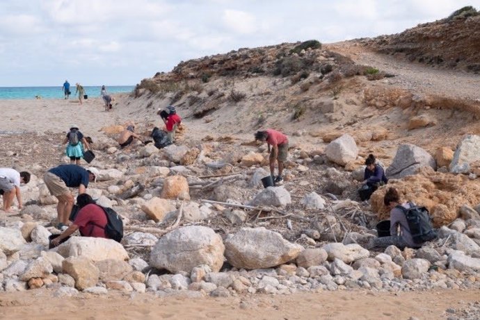 Voluntarios del GOB en Mallorca recogen 120 kilos de residuos plásticos.
