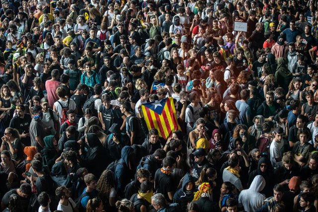 Una multitud de personas se concentran en el Aeropuerto de Barcelona-El Prat en protesta por la sentencia del Tribunal Supremo sobre el juicio del ‘procés’, en Barcelona (España), a 14 de octubre de 2019.