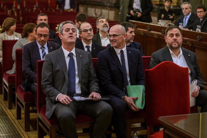 Los doce líderes independentistas acusados por el proceso soberanista catalán que derivó en la celebración del 1-O y la declaración unilateral de independencia de Cataluña (DUI), en el banquillo del Tribunal Supremo al inicio del juicio del "procés". En