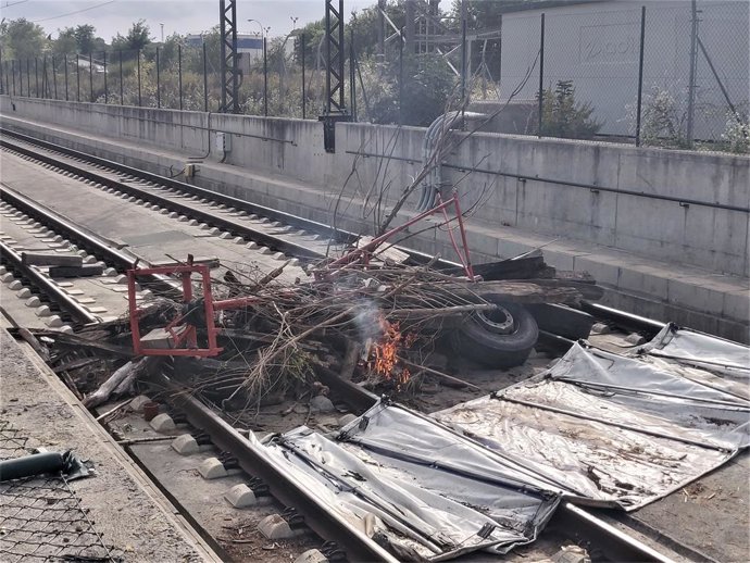 Barricada en las vías del AVE al sur de la ciudad de Girona, contra la sentencia por el proceso independentista