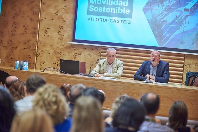 El vicepresidente y consejero de Carreteras, Movilidad e Innovación del Cabildo de Tenerife, Enrique Arriaga, inaugura unas jornadas sobre movilidad sostenible