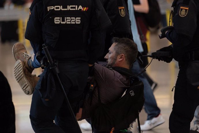 Desallotjament del filtre de seguretat a l'Aeroport de Barcelona - el Prat