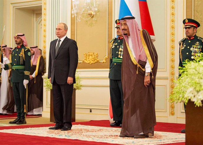 El presidente de Rusia, Vladimir Putin, junto al rey Salmán de Arabia Saudí durante su visita oficial a Riad