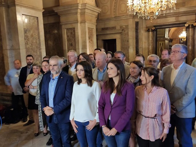 Carlos Carrizosa,  Inés Arrimadas i Lorena Roldán amb el grup de Cs al Parlament.