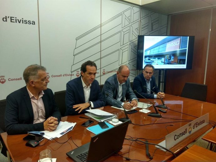 El conseller de Vivienda y Movilidad, Marc Pons, durante el comité de rutas del aeropuerto de Ibiza