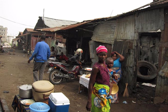 Mujer con su hijo en el mercado de Dantokpa, Cotonou, Benín, África