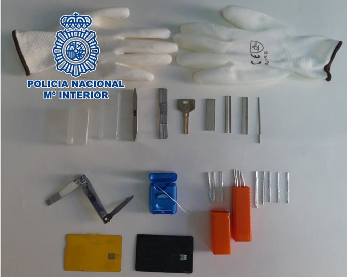 Herramientas encontradas entre las pertenencias de los detenidos
