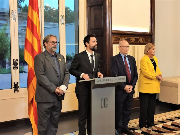 El president del Parlament, Roger Torrent, amb els seus antecessors Ernest Benach, Joan Rigol i Núria de Gispert, durant una declaració institucional contra la sentncia del procés independentista